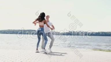 夏日公园里一对情侣在湖边跳舞